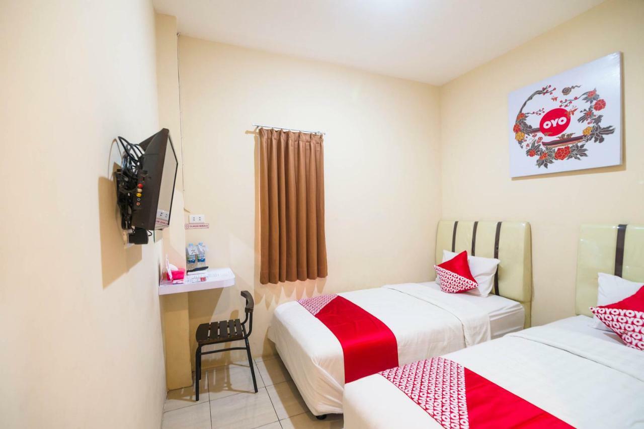 Sentosa Guest House Pontianak Esterno foto