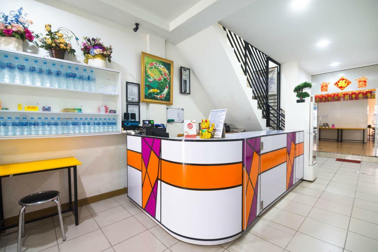 Sentosa Guest House Pontianak Esterno foto