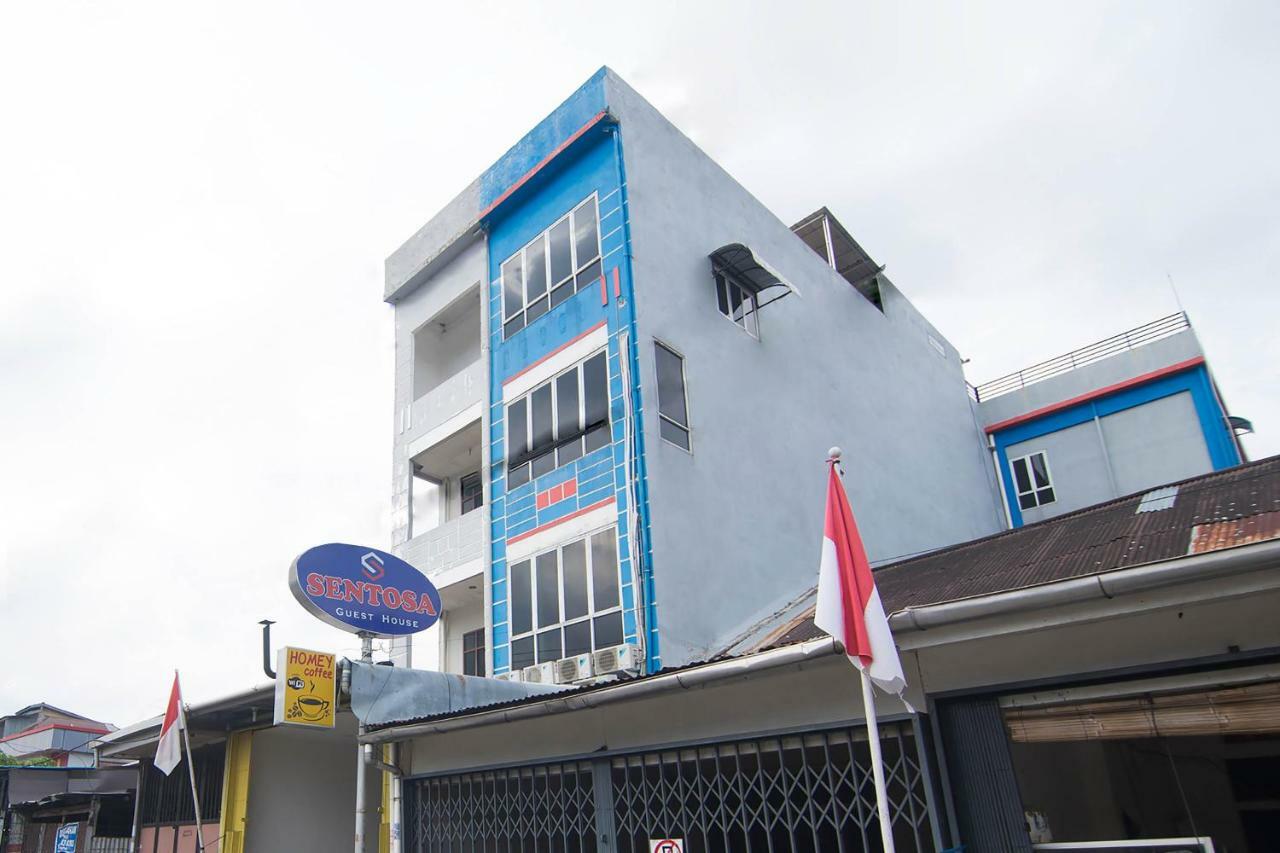 Sentosa Guest House Pontianak Esterno foto